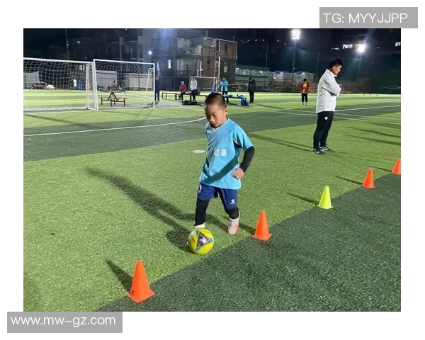 足球巨星练习精准射门技巧 提升进攻能力的训练方法揭秘