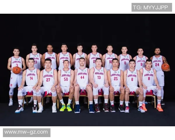 中国足球球星个人简历全览与职业生涯成就分析