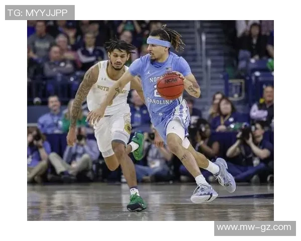 安东尼街头穿搭视频展示时尚与运动结合完美诠释球场外的独特魅力