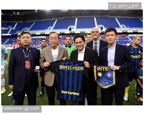 足球女球星联合亮相四人合影展示强大气场与实力魅力