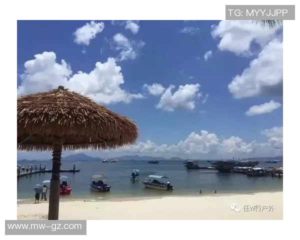 足球明星畅游碧海蓝天体验泳池极限挑战感受运动与水域的完美结合