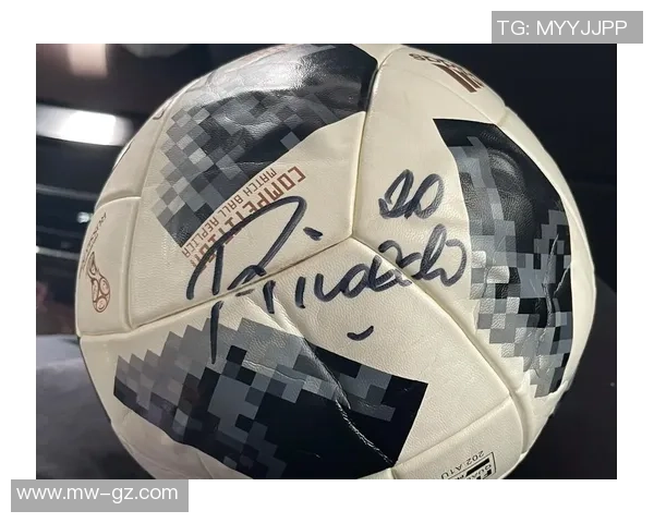 足球评论员与球星签名合影揭幕精彩时刻记录球迷心中的荣耀瞬间